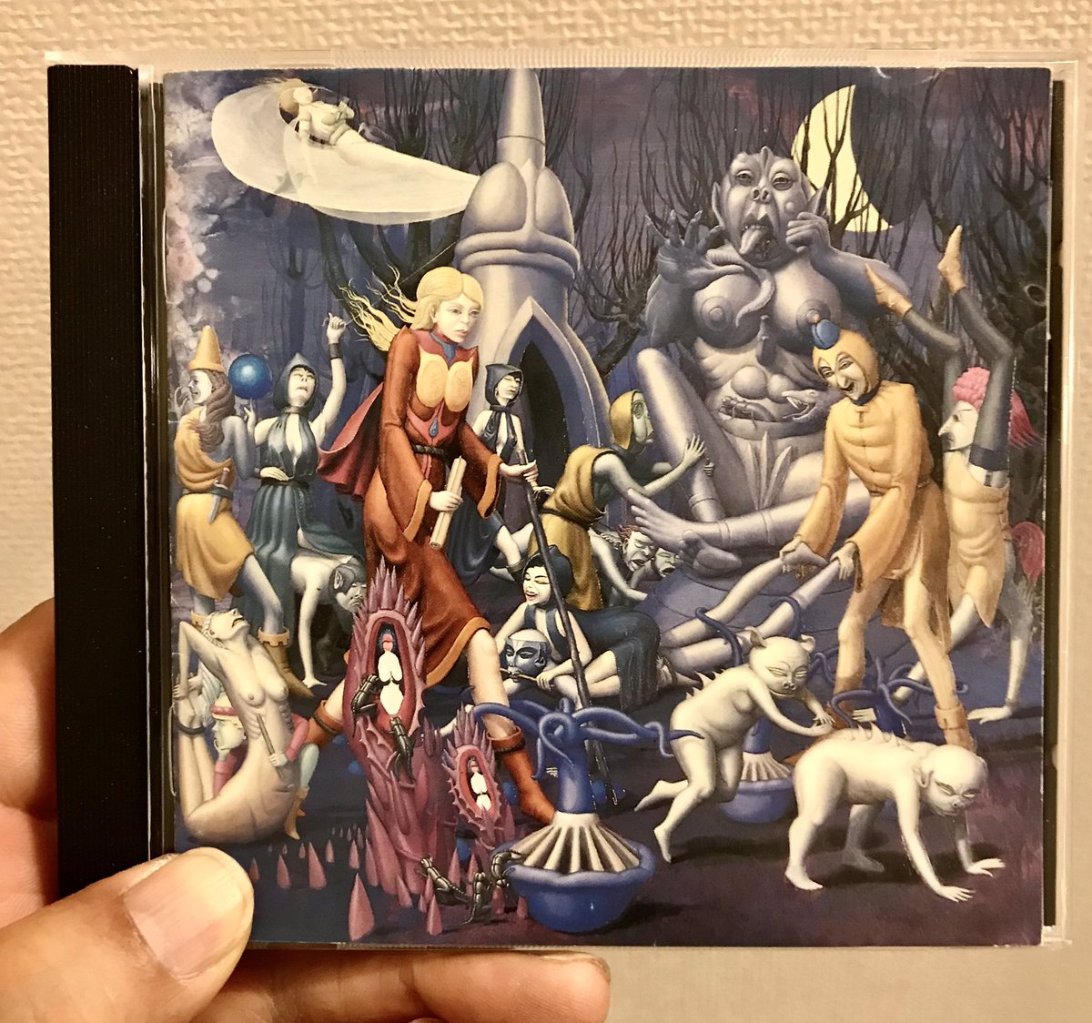 therion_madbias's tweet image. #エンジョイしてるジャケ貼ろうぜ

UK産ドゥームメタル…Cathedralの1st…おどろおどろしく暗く重く引きずるようなサウンド…ドラマ性と緩急のコントラストの美しさ…初期デスドゥーム要素とプログレ的感性が交わる超名盤…1991年作品！

#Cathedral…Forest Of Equilibrium
youtu.be/kgtLTX5tGWA?si…