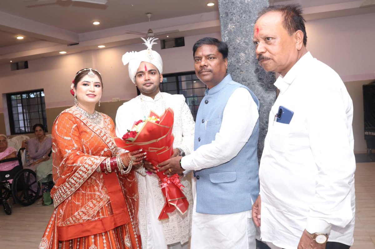 KedarKashyapBJP's tweet image. जगदलपुर निवासी श्री अरुण दीवान जी के सुपुत्री सौ.का. डॉ. अदिति संग चि. नितिन के परिणय उत्सव में शामिल होकर नवयुगल को बधाई एवं शुभकामनाएं दी।

मैं माई दंतेश्वरी से आपके सुखमय एवं समृद्ध वैवाहिक जीवन की कामना करता हूं।

#Congratulations