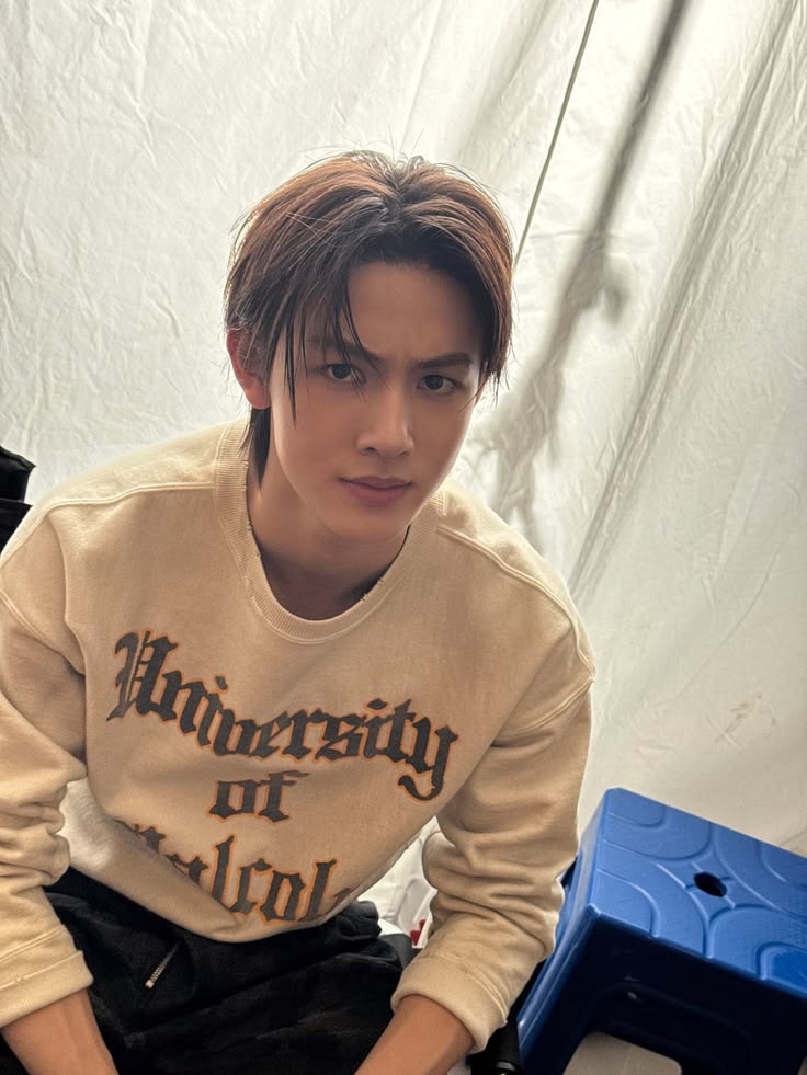 eomsonghyeon's tweet image. Hey... Random thought, but I’ve been craving conversations about things I don’t even know exist yet. The world’s absurdly vast for our current bandwidth, and solitude shouldn’t feel this totalizing. Care to help me stumble into new curiosities?