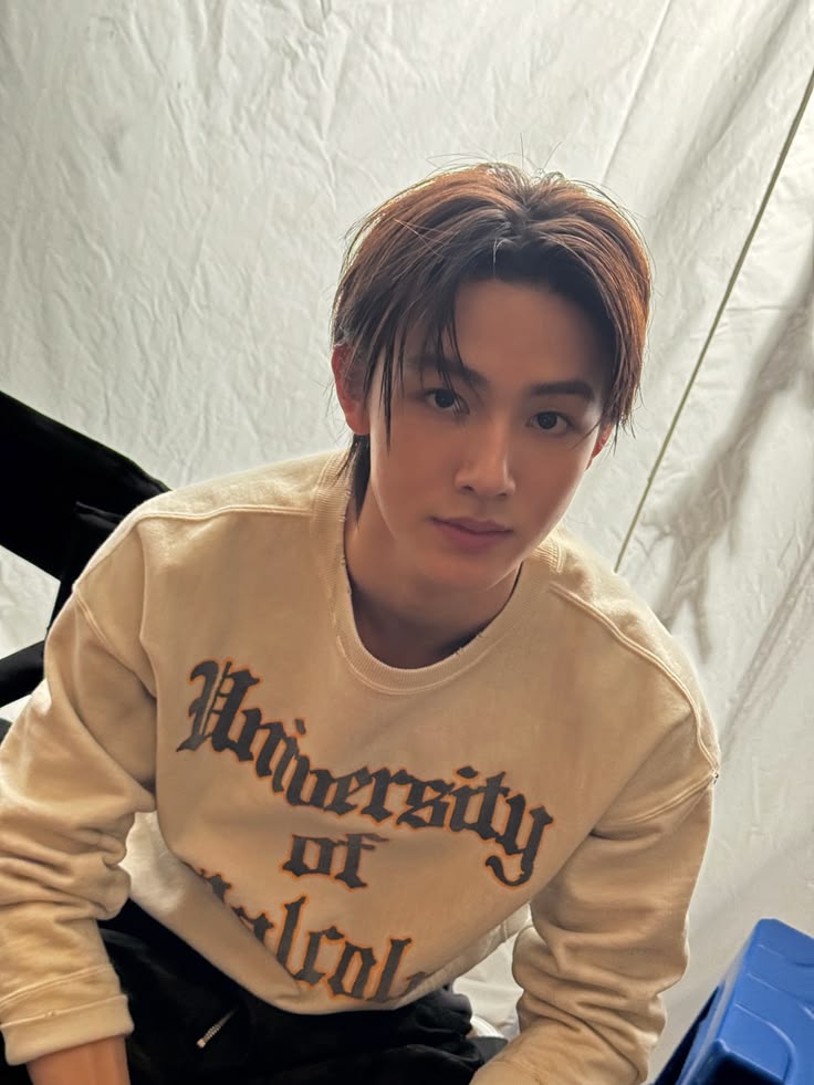 eomsonghyeon's tweet image. Hey... Random thought, but I’ve been craving conversations about things I don’t even know exist yet. The world’s absurdly vast for our current bandwidth, and solitude shouldn’t feel this totalizing. Care to help me stumble into new curiosities?