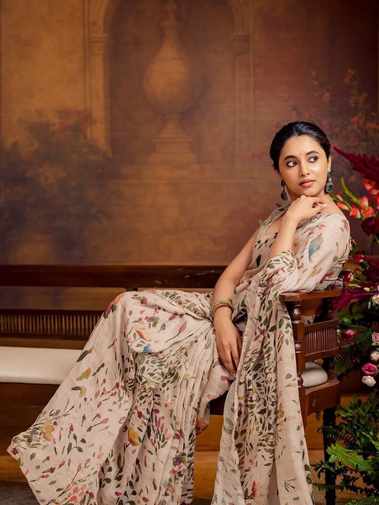 aakibmoh489's tweet image. Timeless grace in every frame. 🌸 Priyanka Mohan looking like a literal painting at 31. The definition of elegance. ✨