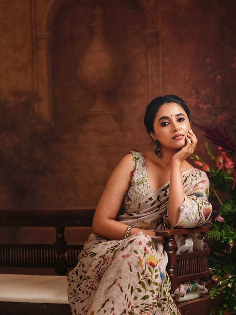 aakibmoh489's tweet image. Timeless grace in every frame. 🌸 Priyanka Mohan looking like a literal painting at 31. The definition of elegance. ✨