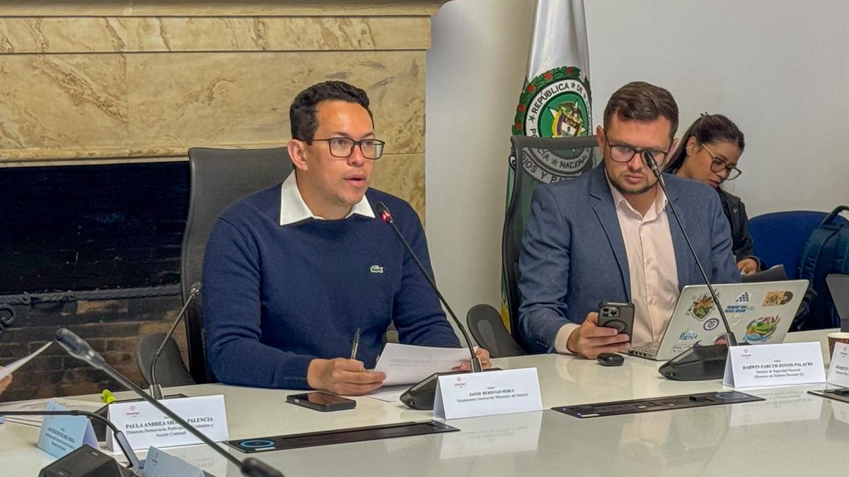 MinInterior's tweet image. #AEstaHora | El viceministro general del Interior, @JaimeBerdugoP , junto a la Dirección de Democracia, instala el PMU para hacer seguimiento y garantizar el desarrollo transparente de las elecciones comunales en todo el territorio nacional.

#ConDignidadCumplimos