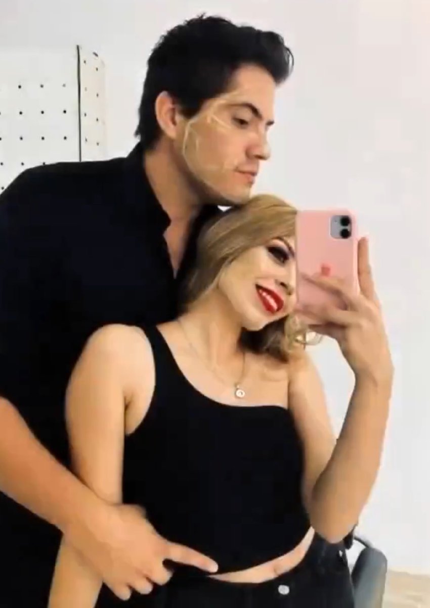 LaOximoron's tweet image. Alejandro Sánchez Herrera, cuyo padre, Juan Sánchez Frías en el 2018 fue detenido en condiciones muy extrañas (con todo un arsenal). 

No se sabe a qué se dedica, qué estudió, no tiene redes, siempre esconde el rostro y las fotos que han sacado de él no terminan de coincidir.