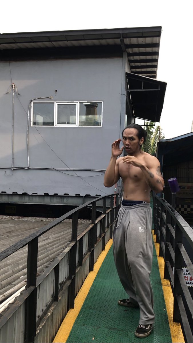 Ghazabass's tweet image. coba perhatikan otot otot gua yang bergetar itu bray #hot #superhot