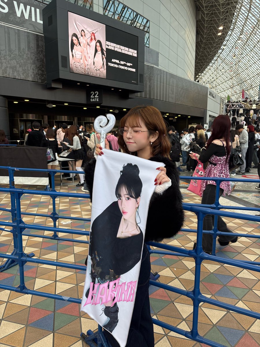 hana_burlesque's tweet photo. #aespa ちゃんの東京ドームライブに行ってきました‼️✨️

ほんと可愛くて会場の一体感すごくて
初参戦だけど楽しかった最高だった😭💖

トロッコめっちゃ近くて、4人見て
思わず「やばい、生きてる😭」って
叫んだ😭😭

えりちゃんファンの人たちが後楽園駅にポスター飾ってるの素敵だった…

#SYNK https://t.co/mBxNs4HPeU