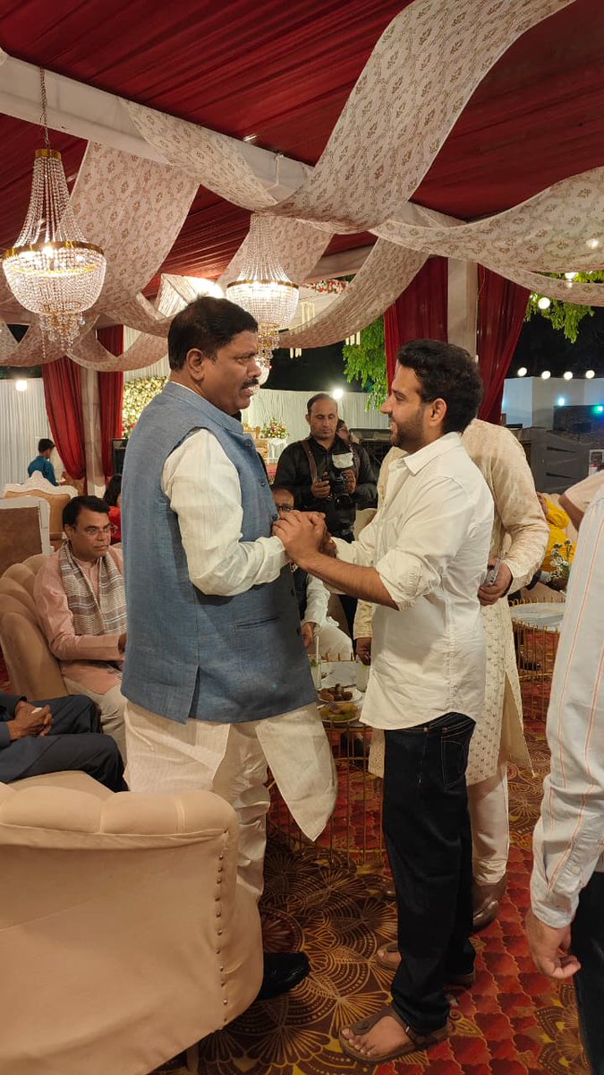 shantanu_yadav1's tweet photo. दिल्ली में सतीश तिवारी जी की भतीजी के वैवाहिक कार्यक्रम में शामिल हुए। https://t.co/QrBlrZ9wPu