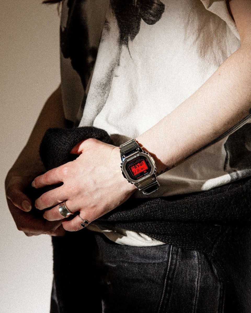GShock_US's tweet image. Fine, metallic, and exactly what your #OOTDs are craving. 

Silver straps with a red glow that hits in every frame—subtle in the light, bold in the shadows.

⌚: GM5600YRA-8, GM6900YRA-8, GM110YRA-8A

Get them now: gshock.casio.com/us/products/co…

#GSHOCK #gshockwatch