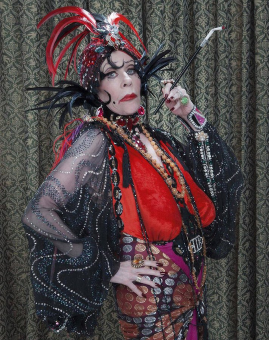 iShowTunes's tweet photo. #CarolBurnett's iconic take on #NormaDesmond, with a little help from @TheTonyAwards & @TelevisionAcad Award-Winning Costume Designer #BobMackie, in 1971. ♥ https://t.co/KNZR675yPM