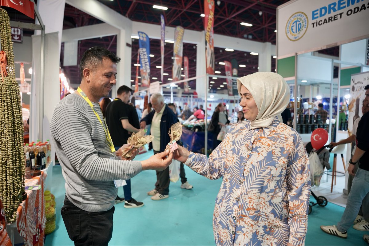 yorexTr's tweet photo. YÖREX’in son gününde standlara ilgi yoğun bir şekilde devam ediyor. Anadolu’nun birbirinden özel yöresel ürünleri ve yöresel lezzetleri sizi bekliyor. Son gün. Davetlisiniz.

🗓️ 22–26 Nisan 2026
⏰ 10.00 – 20.30
📍 ANFAŞ Antalya Fuar ve Kongre Merkezi https://t.co/QGC4pRFEqu