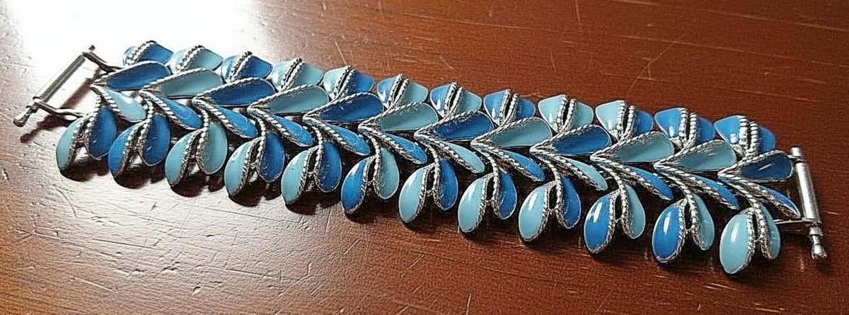 renaissancefai's tweet image. CORO Pegasus Blue Enamel Floral Bracelet, Textural Leaf Cluster, Silver Tone Vintage
etsy.com/listing/448800…?
#vintage #bracelet #CoroPegasus #coro #blue #textured #leaf #flexible #silverplated #giftforher #midcentury #MCM