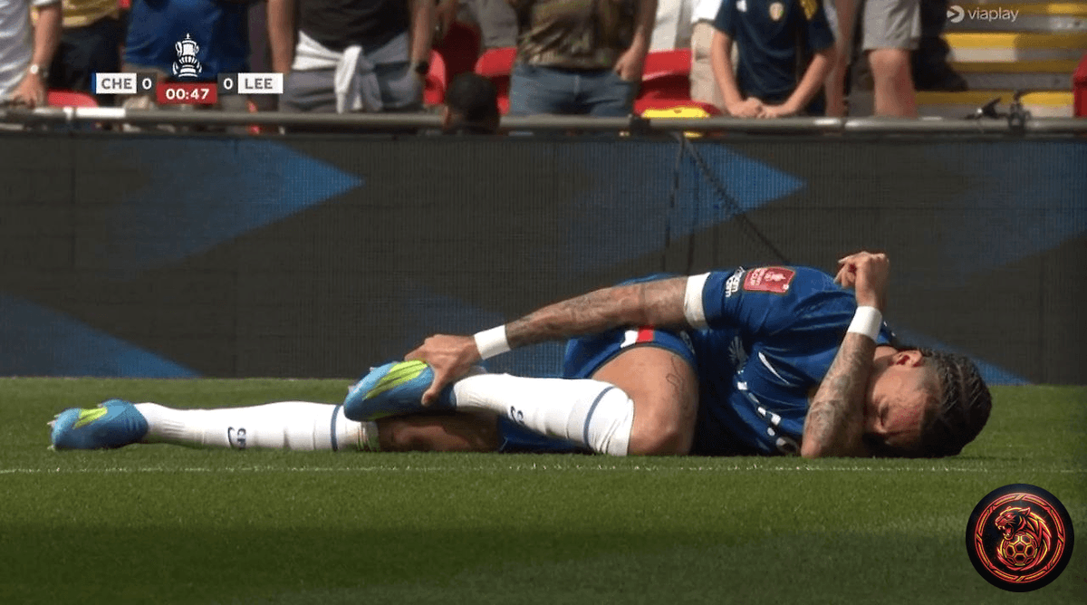 FootballGoalFC's tweet image. 🚨 𝗕𝗥𝗘𝗔𝗞𝗜𝗡𝗚 

Malo Gusto is injured after just 20 seconds! A tough start for the player and his team.

What impact will this have on the match? 

#Football #InjuryNews #EVELIV