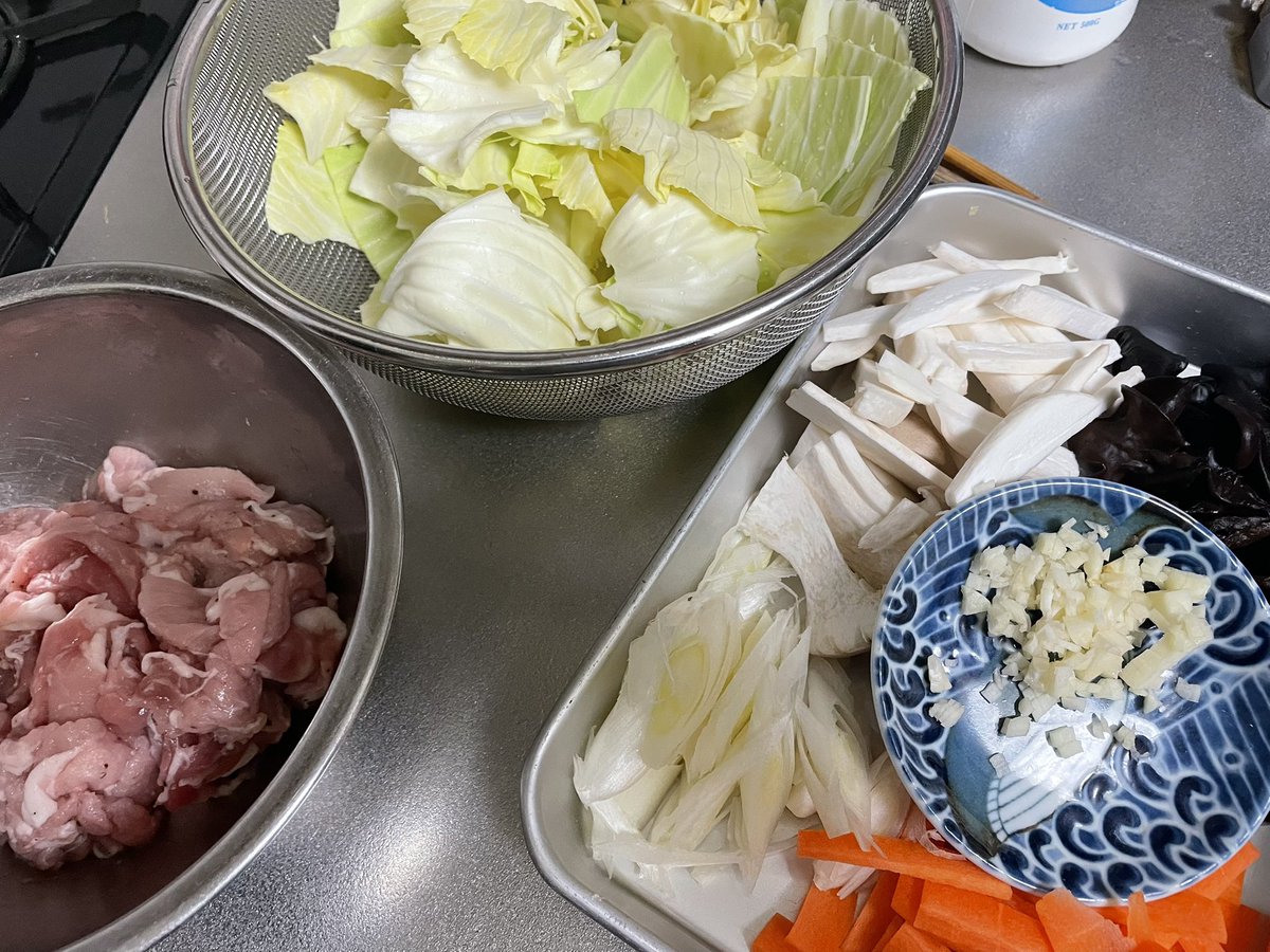 Tomo_Mrk3B01's tweet image. Cooking basic style stir-fried pork and veggies for #dinner finished!😋
Oyster-sauce based sauce is well covering the ingredients, which looks perfectly cooked. Well, let’s serve and eat🤤
#cookingathome #twinglish #肉野菜炒め