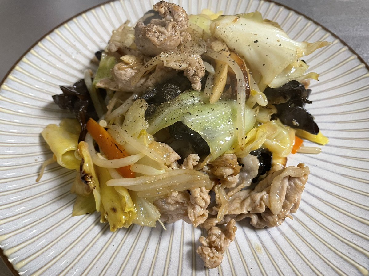 Tomo_Mrk3B01's tweet image. Cooking basic style stir-fried pork and veggies for #dinner finished!😋
Oyster-sauce based sauce is well covering the ingredients, which looks perfectly cooked. Well, let’s serve and eat🤤
#cookingathome #twinglish #肉野菜炒め