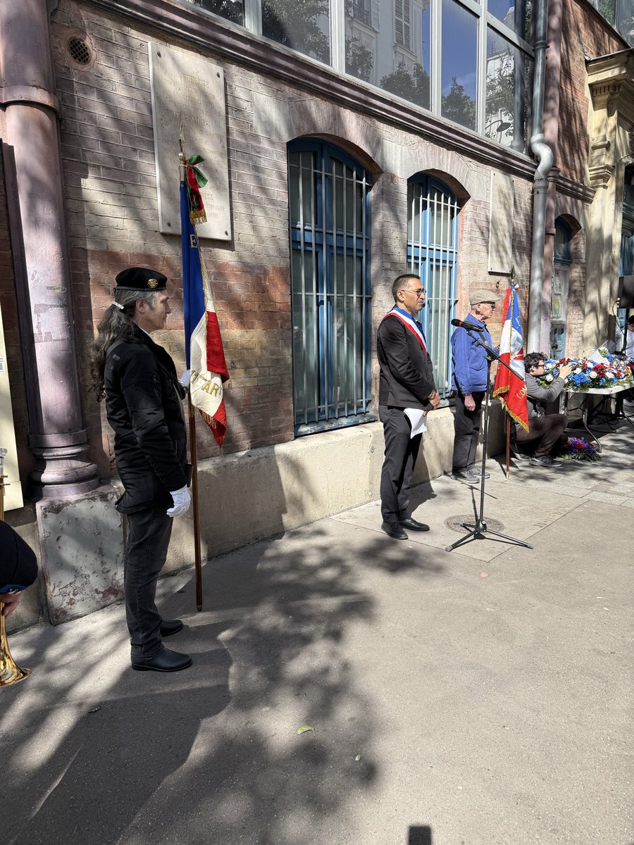 SF_paris11's tweet photo. Émouvante cérémonie au gymnase Japy où furent rassemblés les Juifs du onzième arrondissement, dont 1631 enfants, avant leur déportation, pour la journée nationale des victimes et héros de la déportation #shoah @SF_Siege https://t.co/jkfbsPOTX2