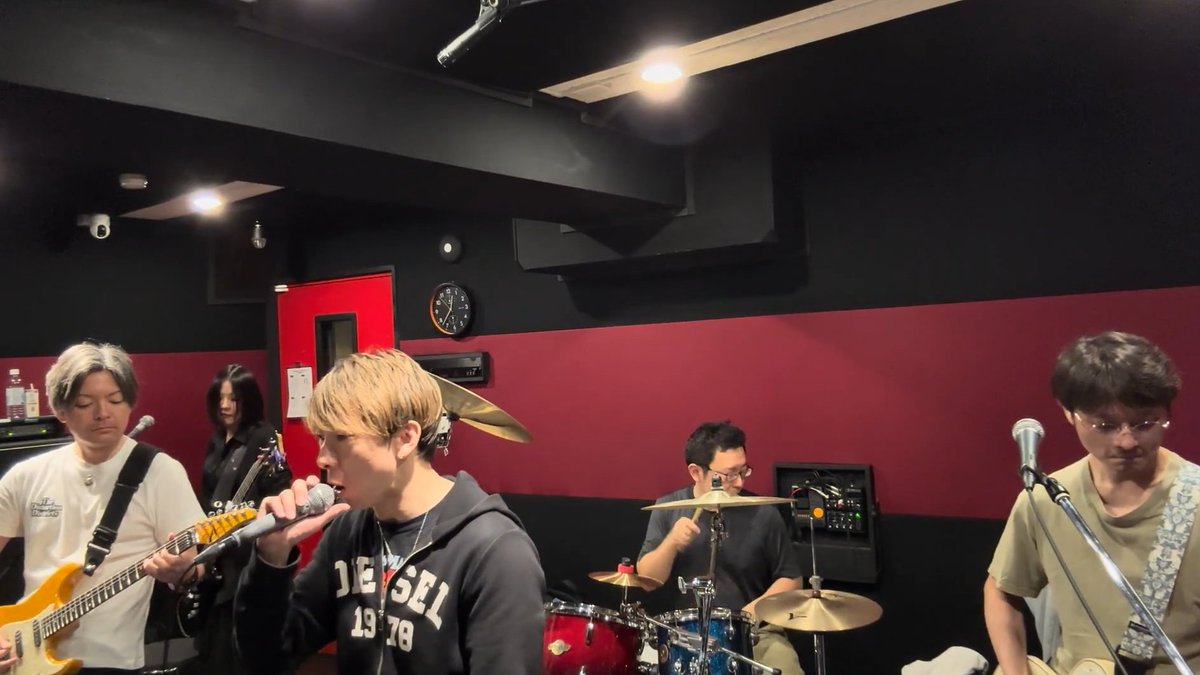 saim_shade's tweet photo. 5月6月ライブの新曲を練習中🎤演奏クオリティをあげるためストイックに頑張って〼
本番までにはなんとかイイ感じに仕上げTIME’S
masaki https://t.co/7CLoUooYYC
