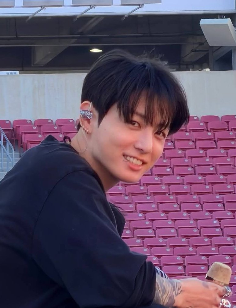 jing_0920's tweet photo. His smile🥰❤️ #JUNGKOOK #BTS https://t.co/lzz4RhANrF