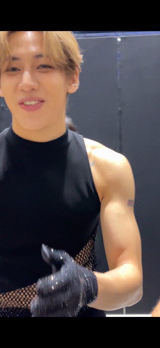 ฟันกาตุ่ยโผล่อีกแล้ว ✨🥰 

นี่: “โชว์เริ่ดดดมากกกกก”
น้องแบม: “ได้เลยค้าบบบ”

คุณคิดว่าเราคุยเรื่องเดียวกันมั้ย55555

แต่น้องตั้งใจฟังและจับมือทุกคนเหมือนเดิมเลย น่ารักที่สุดๆๆๆๆ

#BamBam #BamBamXKPopMasterzBKK