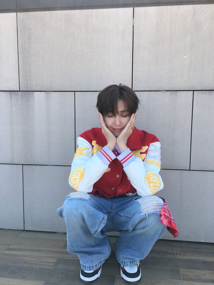 녕이.. tweet media