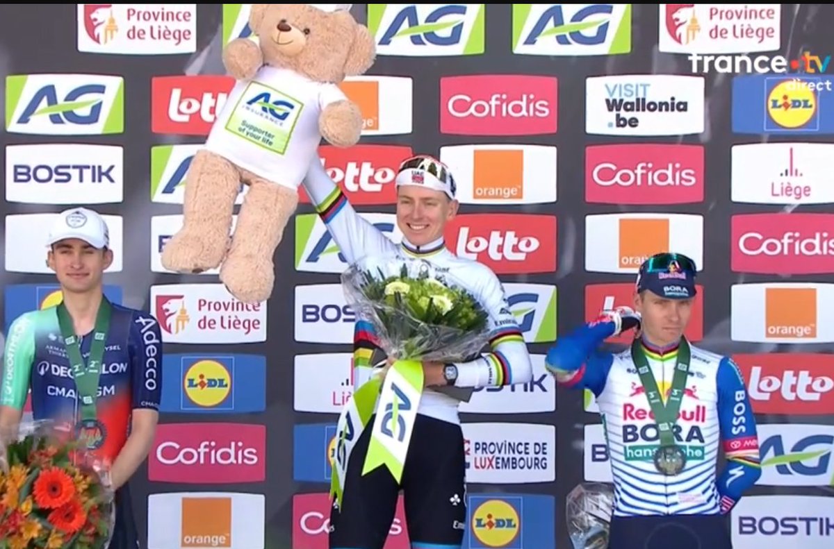 VikingGM's tweet photo. Le mot “banderille” à longueur d’étape et sur toutes les courses…
Ça choque personne quand on connaît l’origine ?
 (question sincère, sans jugement)
#cyclisme #velo #sport https://t.co/ZsotayTR0Z