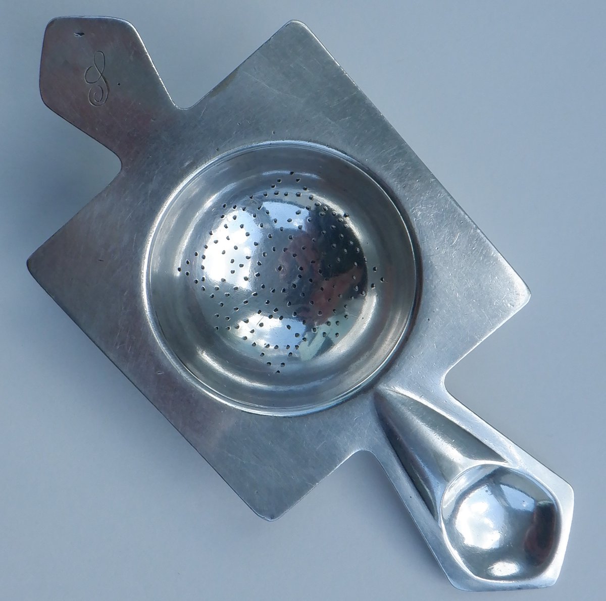 EverRotating's tweet image. Here's a vintage Art Deco tea strainer. Made in Vienna by Moritz Hacker. 🫖☕️

🛒 ebay.co.uk/itm/1683164840…

#Vintage #TeaStrainer #ArtDeco