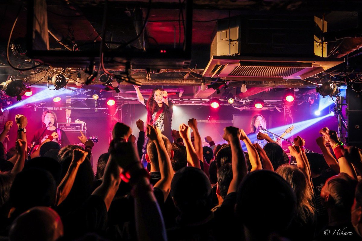 hangyooodon's tweet photo. ツアー初日の大阪
「遠征いっちょかましてくる！」と胸を張って宣言しよーと思ってたけど、逆にめちゃくちゃ元気いただきました！！！

みんなの顔見てたら強がってた気持ちも溶けちゃった。
この不安も、大切な財産になると思う。

応援も期待も全部パワーにして歌ってきます。
愛してるぞJapan！！！ https://t.co/74198KlGIy
