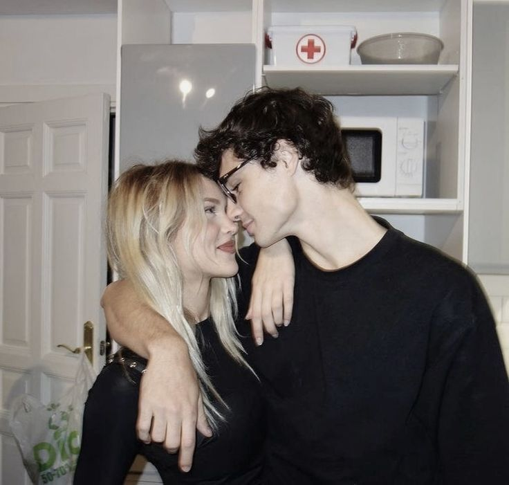 MacriMattos's tweet photo. Karina achou que era só um trato. 

Alexandre achou que era só um acordo.

Mas dividir o teto sendo espiões rivais e fingindo um namoro? Esse foi o erro tático. 🕵️‍♂️🔥

Namoro falso + rivais que moram juntos.

📖: Meu (amado) odiado espião - Macri Mattos (Disponível no K.U) https://t.co/u1Y4aCm1Ae