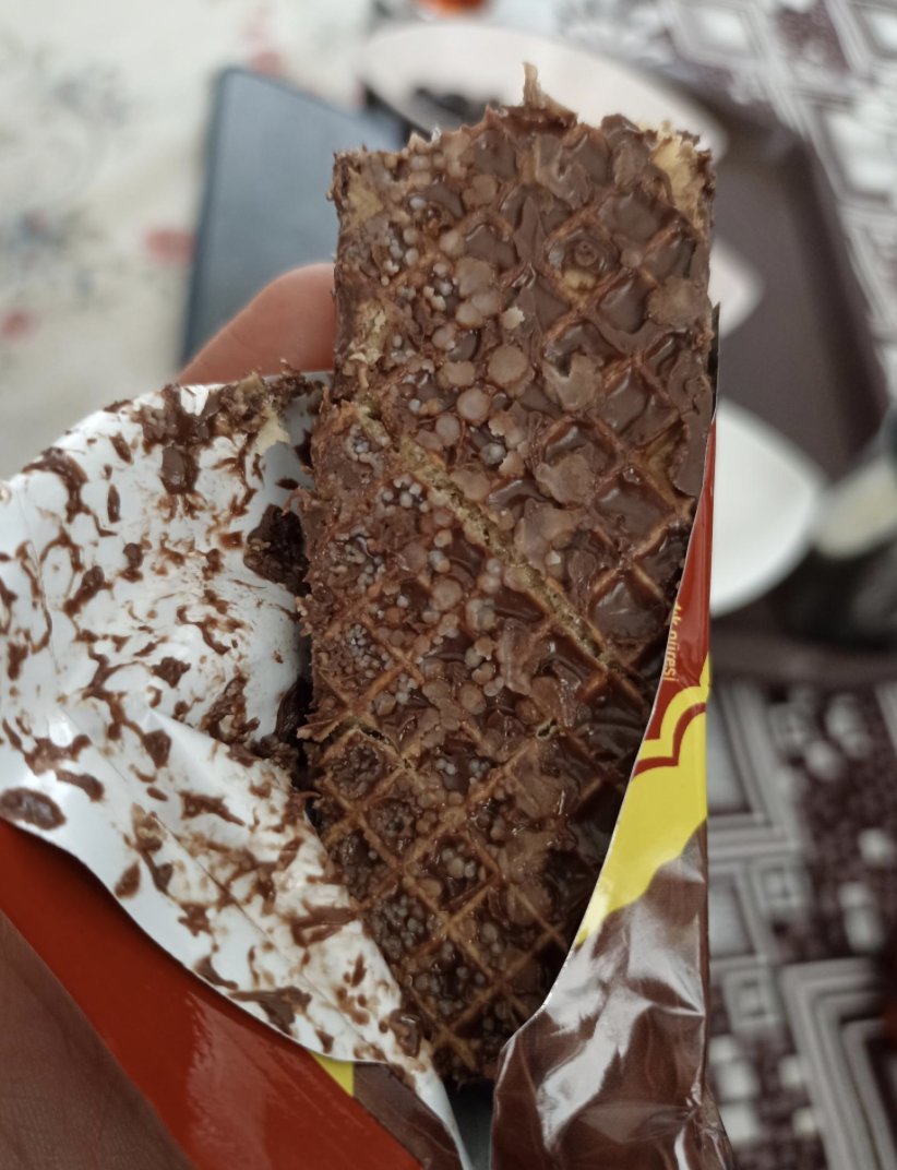 Milli Eğitim Bakanlığı tarafından ilköğretim çocuklarına dağıtılan kutudan çıkan bir diğer ürün ise yine mevzuat gereği çocuklara reklamı yasaklı ve okulda satışına izin verilmeyen Ülker Çikolatalı Gofret.
Ürün içeriğinde sırasıyla;
Sofra şekeri,
Pam yağı,
Palm çekirdeği yağı,