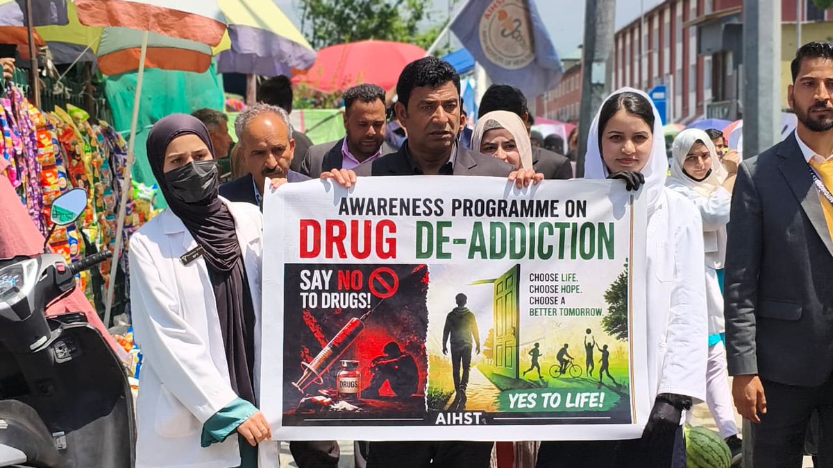 KNSKashmir's tweet image. #NashaMuktBharatAbhiyan 

ARSH Institute of Health Sciences and Technology in collaboration
with ARSH Automobiles Launches Massive Anti-Drug Awareness Campaign in Srinagar.
@manwarkhankmr

#KNSUPDATE #drugfree #drugaddiction #DrugAwareness
