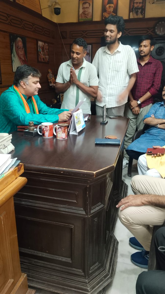 Raghavthakur100's tweet photo. #UPSI परीक्षार्थी और मेरे सहयोगी जितेंद्र एवं कुछ अन्य परीक्षार्थियों ने उत्तरी प्रयागराज विधानसभा, प्रयागराज के माननीय विधायक श्री हर्षवर्धन बाजपेई जी को सीएम @myogiadityanath जी के नाम #UPSI से सम्बंधित ज्ञापन दिया। आदरणीय विधायक जी को यह 10 अप्रैल 2026 के बाद आज 26 अप्रैल 2026 को दूसरी बार ज्ञापन दिया गया है।

आदरणीय विधायक श्री @harshbajpai_MLA जी ने #UPSI परीक्षार्थियों को आश्वासन देते हुए कहा है कि उनके द्वारा 10 अप्रैल 2026 के ज्ञापन का संस्तुति पत्र माननीय सीएम योगी जी के लिए भेज दिया है और इस बार वह रविवार तक हर हाल में स्वयं सीएम योगी जी से मिलकर #UPSI भर्ती 2025 की सभी 03 मांगों को प्रखर रूप से महाराज जी के समक्ष रखेंगे और सभी मांगों को पूरा करवाने की हरसंभव कोशिश करेंगे।

इसी क्रम में आदरणीय विधायक जी ने बताया कि उन्होंने हमेशा ही उत्तर प्रदेश पुलिस विभाग से संबंधित भर्तियों में खामियों या धांधली को लेकर महाराज जी के समक्ष बातें रखी है तो महाराज जी ने हर बार उनकी बातें सुनते हुए छात्रहित में फैसलें लिए है।

आदरणीय विधायक जी से हम भी पूर्ण रूप से सहमत है क्योंकि आपने ने पिछले 05 वर्षों से #UPPRPB की पुलिस भर्तियों में अभ्यर्थियों की समस्याओं को लेकर और उन्हें राहत दिलाने के लिए बहुत ही सराहनीय और प्रशंसनीय कार्य किया है। #UPP भर्ती 2023 की ऊपरी आयु सीमा में 03 वर्ष की छूट, #UPP भर्ती 2023 का धांधली के बाद री एग्जाम, वर्तमान में प्रक्रियाधीन #UPSI भर्ती की ऊपरी आयु सीमा में 03 साल की छूट और वर्तमान में जारी #UPP भर्ती 2025 में भी ऊपरी आयु सीमा में 03 वर्ष की छूट दिलाने में आदरणीय विधायक जी का अग्रणी और विशेष योगदान रहा है।

सलिए आदरणीय विधायक जी से इस बार भी हम #UPSI अभ्यर्थी सबसे अधिक आशावान है कि आप हमारी मांगो को जल्दी ही स्वयं महाराज जी के समक्ष रखेंगे और उन्हें पूरा करवाएंगे। उत्तर प्रदेश के प्रत्येक क्षेत्र और विधानसभा का #UPSI परीक्षार्थी आपकी तरफ उम्मीद की किरण के साथ देख रहा है, उत्तर प्रदेश के प्रत्येक #UPSI के परीक्षार्थी को विश्वास है कि आदरणीय विधायक जी सभी मांगों को जल्दी ही पूरा करवा देंगे।

#UPSI_BHARTI_4543 के लाखों परीक्षार्थियों की मुख्य 03 मांगे~

01. वर्तमान में प्रक्रियाधीन #UPSI भर्ती में कम से कम 02 हजार पदों की वृद्धि की जाए।
02. रिजल्ट के साथ व्यक्तिगत रूप से स्कोरकार्ड दिखाए जाएं और सार्वजनिक तौर पर रैंक लिस्ट जारी की हो।
03. अंतिम चयन परिणाम के बाद खाली पदों को वेटिंग लिस्ट जारी कर भरा जाए।

#UPSI_INCREASE_2000_POST
#UPSI_GIVE_SCORECARD
#UPSI_GIVE_WAITING_LIST