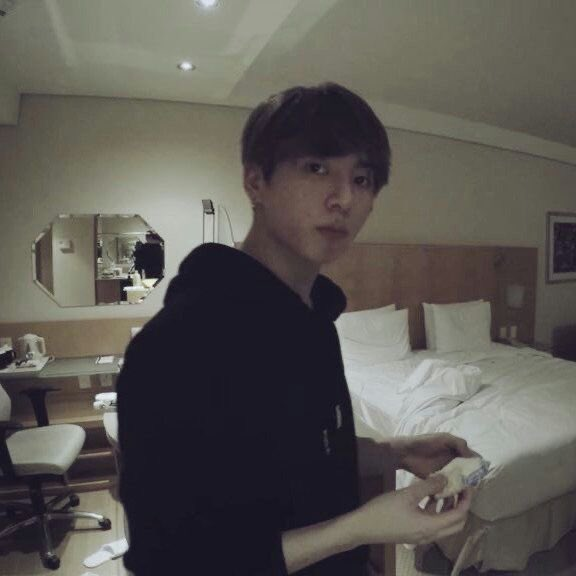 나 먼저 자게 해놓고 자다 깨서 나와보면 혼자 뭐 먹고 있을듯..;;