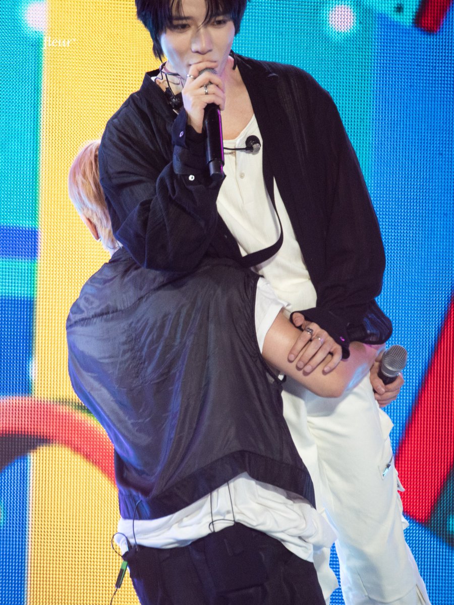 513uppuri's tweet image. bomgu's delicate hand resting on taehyun's biceps😵‍💫