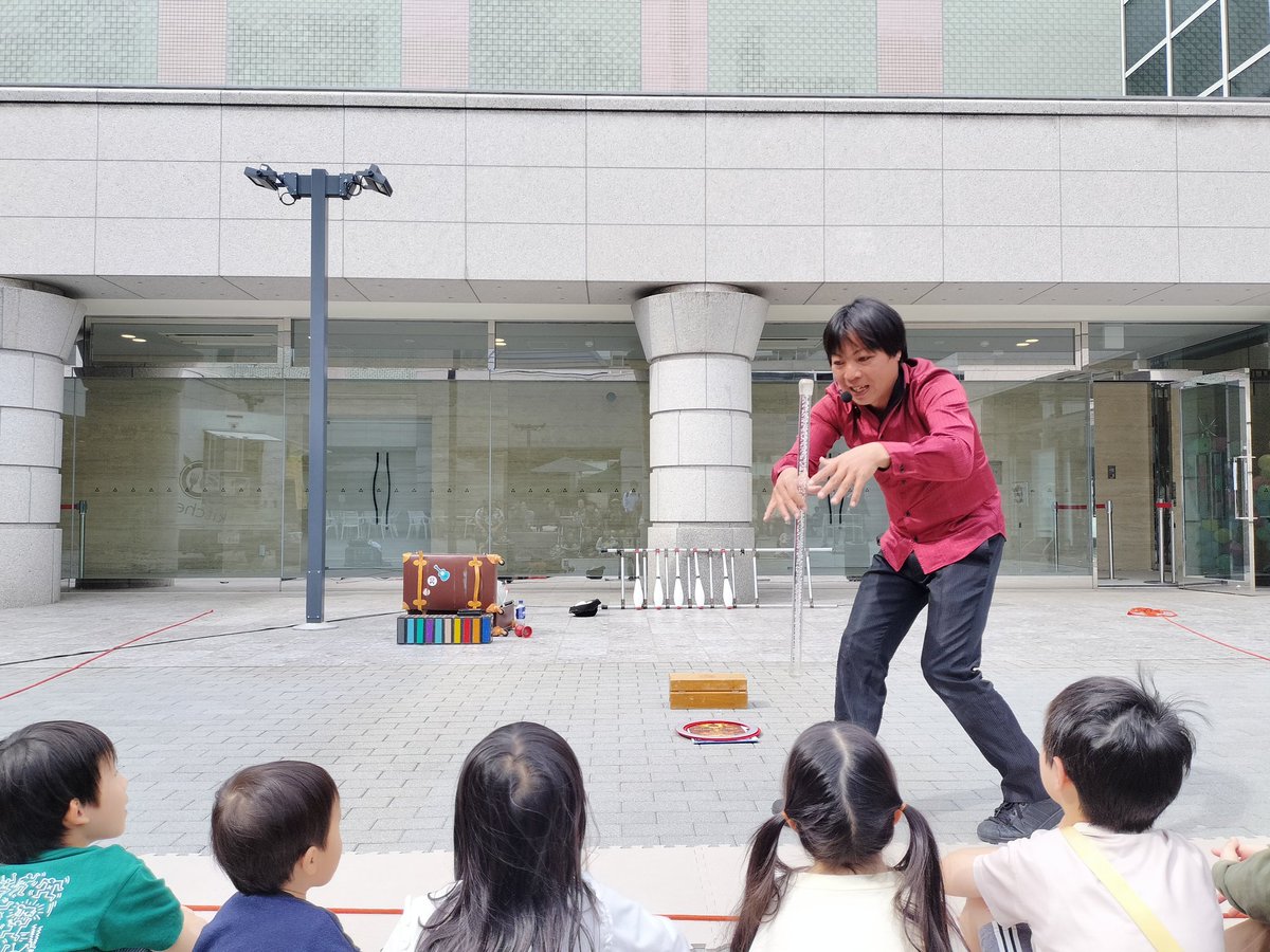 ◎高円寺
棒を持ったオジサンをみんなで見守る。
デュアルなんとかの成功も見てみたい。
#Laby 
#高円寺びっくり大道芸 
#高円寺びっくり大道芸2026