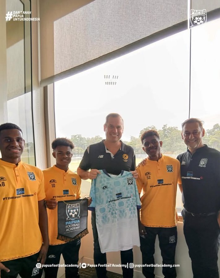 wunderkid_id's tweet photo. #studyabroadtime
#australia

Papua FA kembali mendapat kesempatan emas dimana 3 pemain Papua FA berserta 1 pelatih & Direktur Teknik Papua FA berkesempatan untuk menimba ilmu sepakbola dengan menjalani Elite Camp di Australia selama beberapa minggu.

Didampingi langsung oleh Direktur Akademi Wolfgang Pikal dan Pelatih Kepala Kelly Pepuho, ketiga pemain tersebut adalah Juan Frits Evaldo Yom (29-6-2010) Lilian Thuram Bredly De Paul Parageje (27-9-2010) & Melky Yatipai (Timika/22-2-2010/RB-DM-CM/168 cm).

Ketiga pemain dari Tim 2010 Papua FA ini mendapat kesempatan berlatih bersama Tim Football West Australia yang berlatih di Sam Kerr Football Center yang berlokasi di Perth, Australia.

📸 IG Papua FA