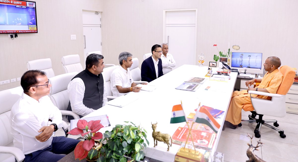 मुख्यमंत्री श्री <a href="/myogiadityanath/">Yogi Adityanath</a> जी महाराज से आज लखनऊ में मैक्स हेल्थ केयर के चेयरमैन और सीईओ श्री अभय सोई जी एवं मैक्स हेल्थ केयर, लखनऊ के वॉइस प्रेसिडेंट एवं यूनिट हेड श्री प्रमित मिश्रा जी ने शिष्टाचार भेंट की।