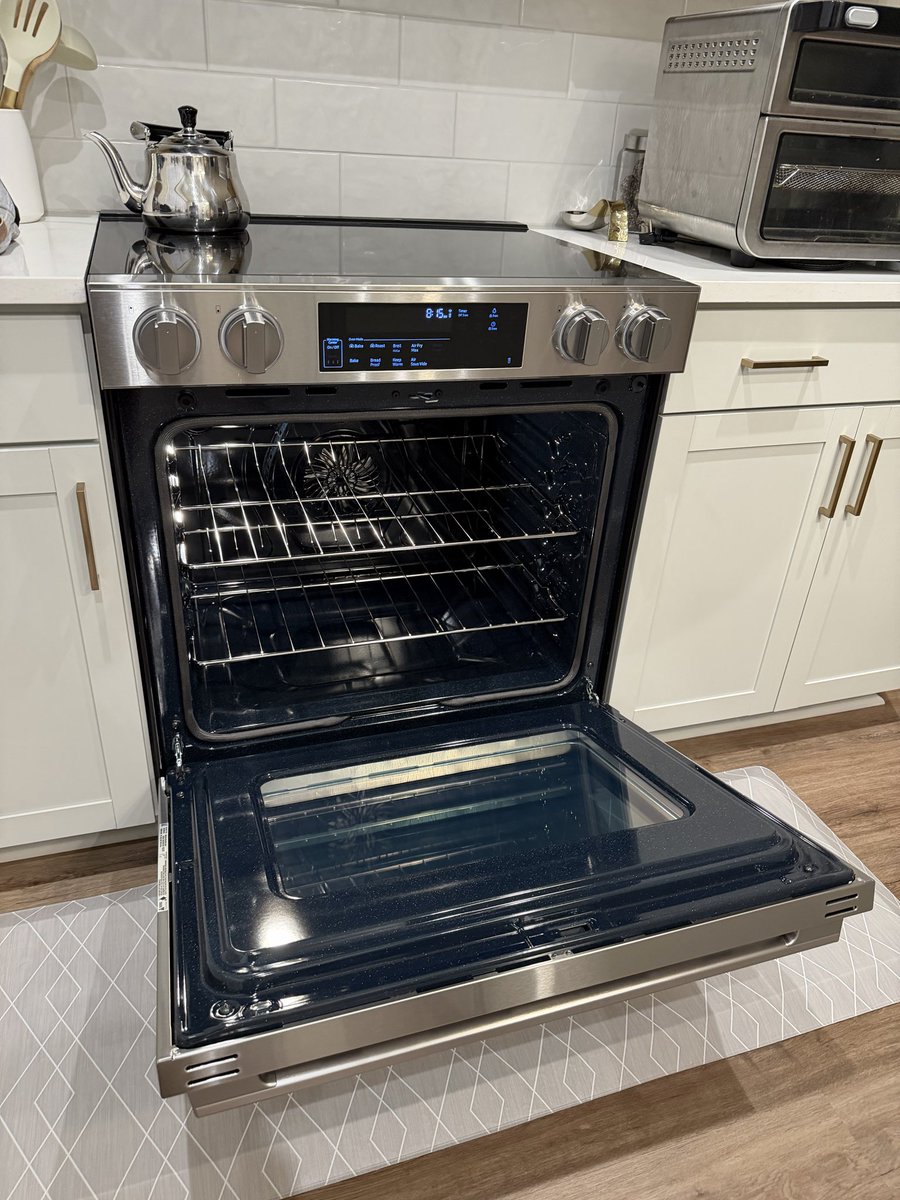expl0sev's tweet photo. Loving this new Samsung Range, matches perfectly with the new Samsung Bespoke Fridge line too!

#SamsungBespokeSlideinRange https://t.co/16y2IwWOhC