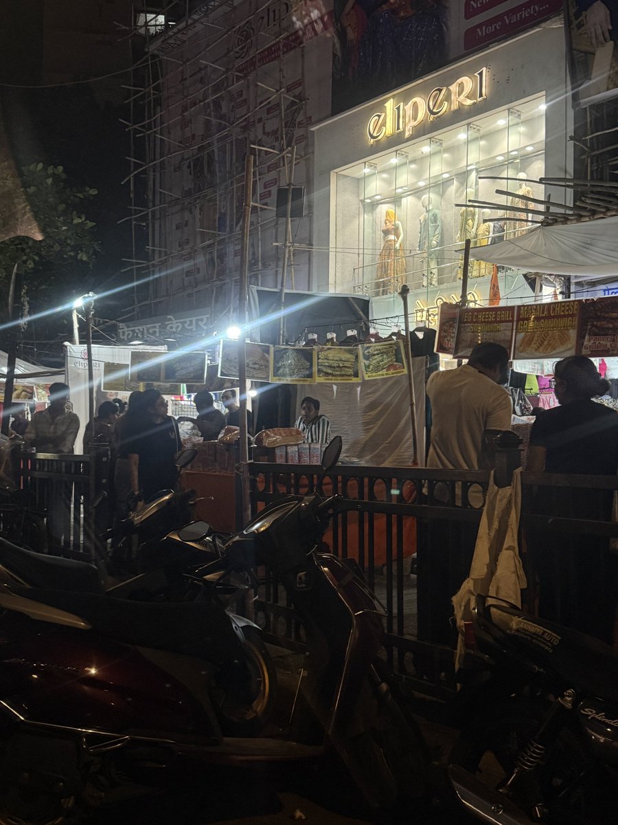 jayymishraa's tweet photo. Illegal food stalls being operated whiteout proper license on the footpath where the people can walk.This is a repetitive complaints. How corrupted is the system?
Location : opposite Adani heights, Manish nagar, Andheri West : 400053
@mybmcwardKW @mybmc @newsindia24x7_ @aajtak https://t.co/IR2hKjjePF