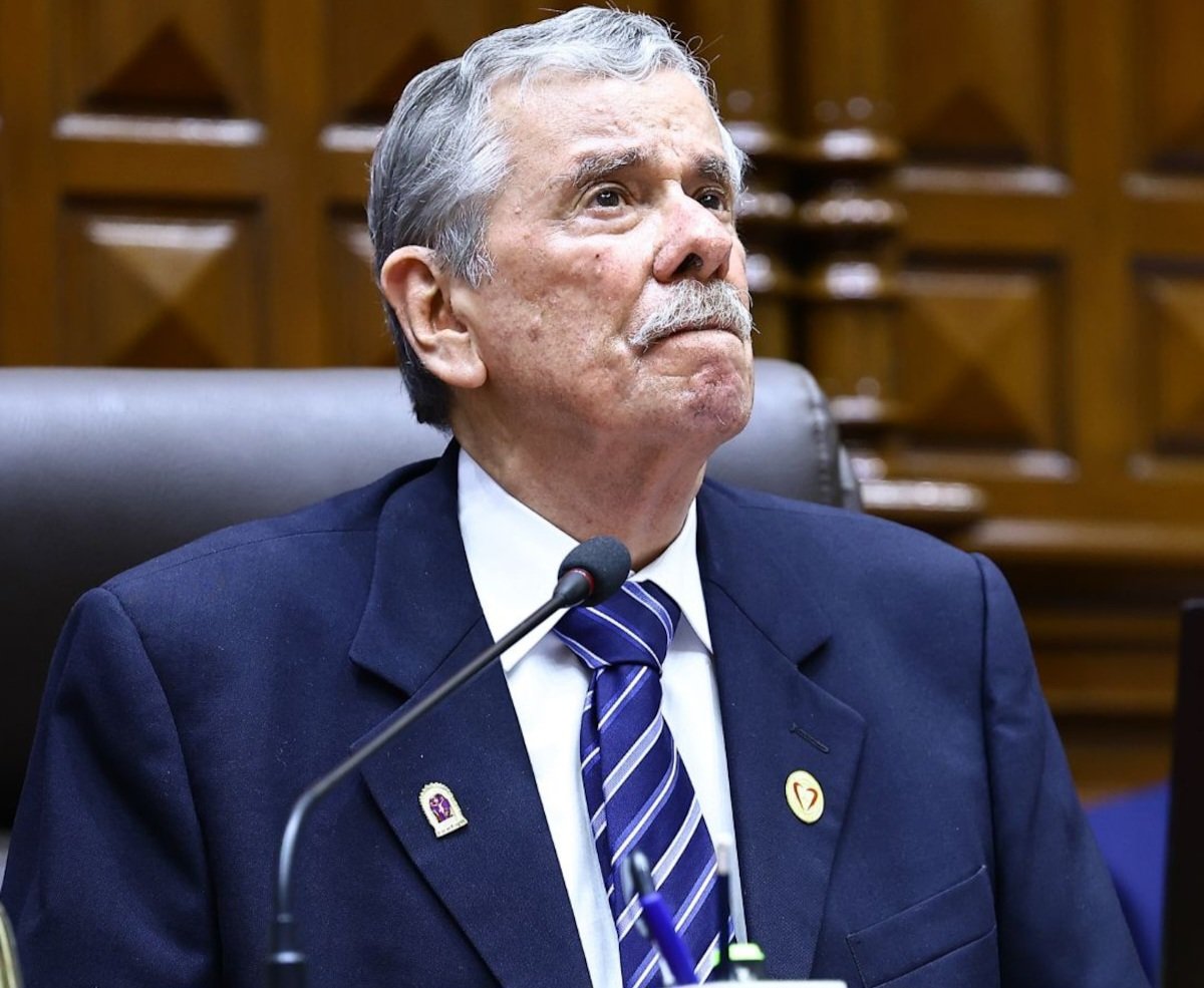 ¿Estamos Todos de acuerdo en que 
Fernando Rospigliosi debe quedar 
Fuera del Senado por tener una Sentencia por difamación??

Amigos tuiteros. ¿Q opinan? Los leo