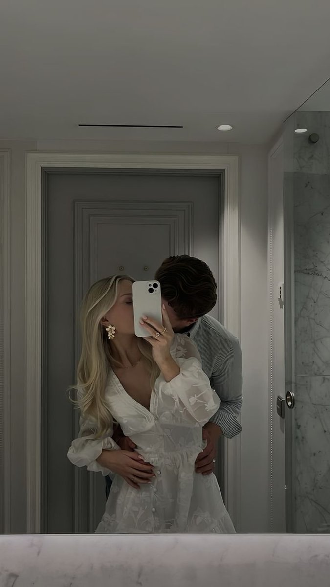 MacriMattos's tweet photo. "— Falsa, namorada falsa — ele frisa. — Não se esqueça disso, irritante Moura."

O plano: namoro fake e espionagem. 
O problema: o que acontece quando a porta do quarto fecha... 🕵️‍♂️🔥

📖: Meu (amado) odiado espião — Macri Mattos (Disponível no K.U) https://t.co/KUGgJ2zL1W