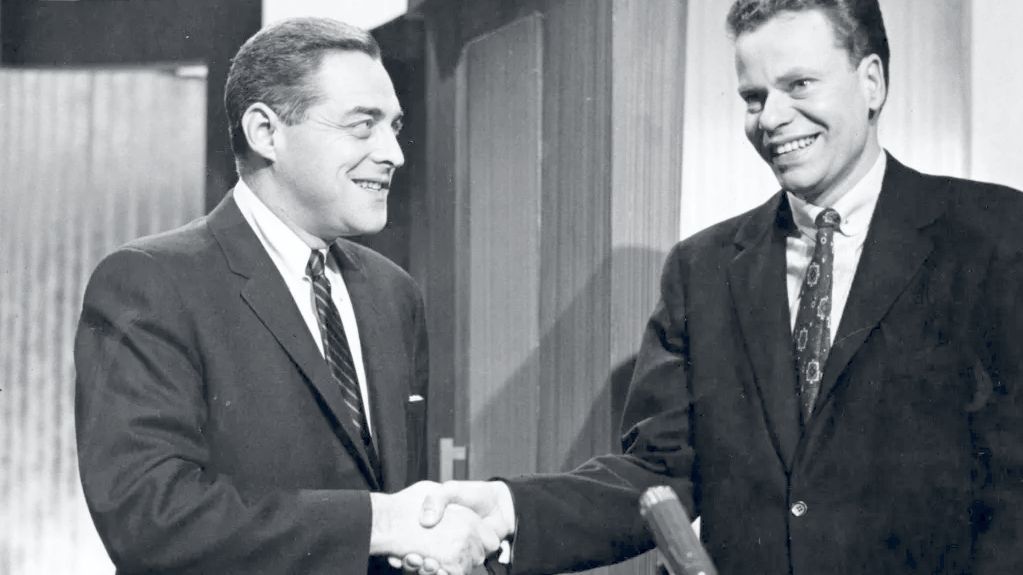 MRACELY's tweet image. "Everyone, allow me to introduce you to..." Making introductions is a social #Etiquette practice that welcomes guests &amp;amp; shows respect. It's an essential #Manner that fosters engagement, #SelfConfidence, &amp;amp; giving you a sense of control in any situation. bit.ly/3LMShXc