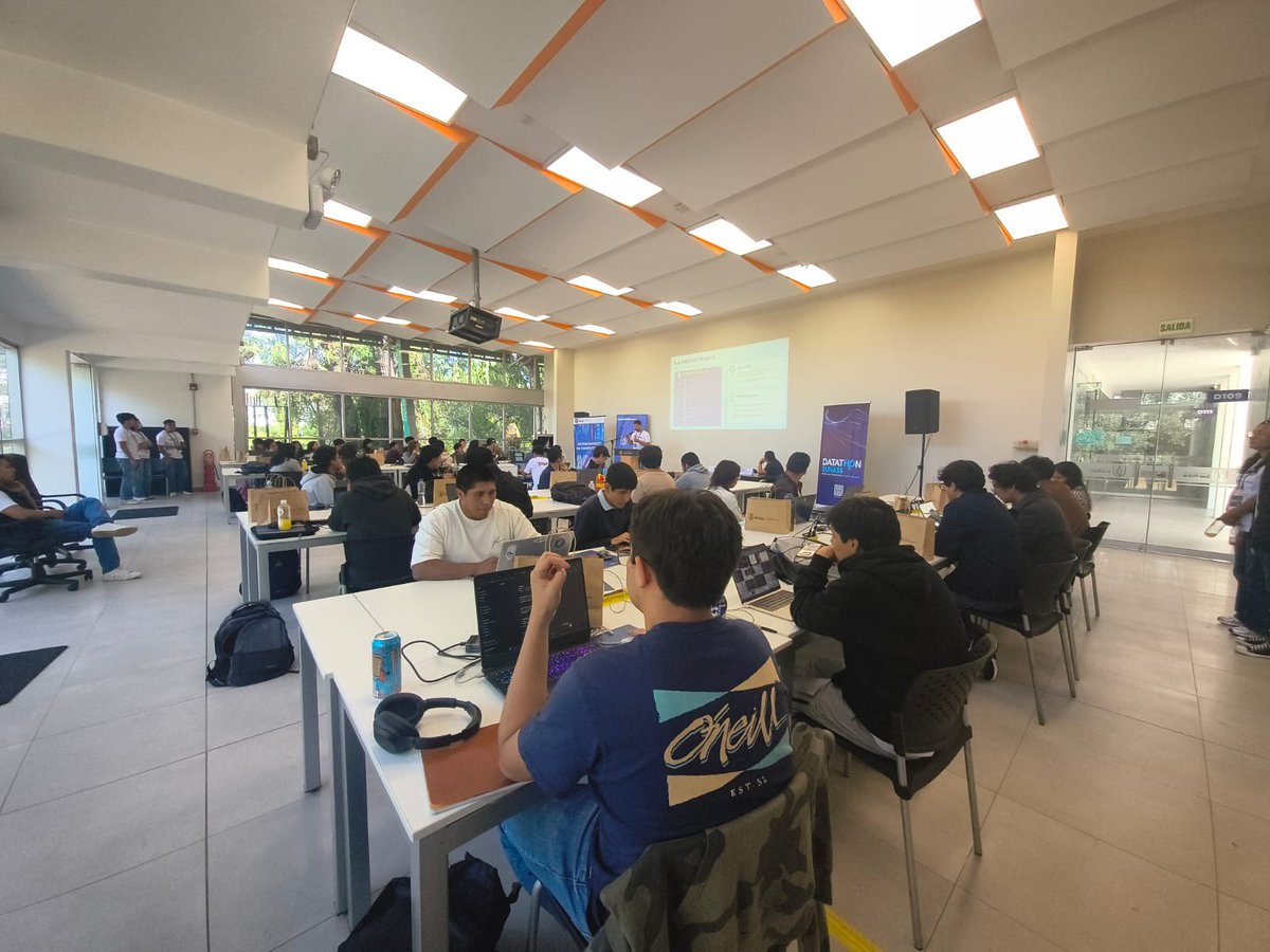 sunassperu's tweet image. #Arequipa | En una intensa jornada de análisis de datos, 38 estudiantes de universidades de Arequipa, Puno y Tacna participaron ayer en la Datathon Sunass 2026. El equipo de la Universidad Nacional de San Agustín obtuvo el primer lugar en la categoría Gestión Comercial, con una