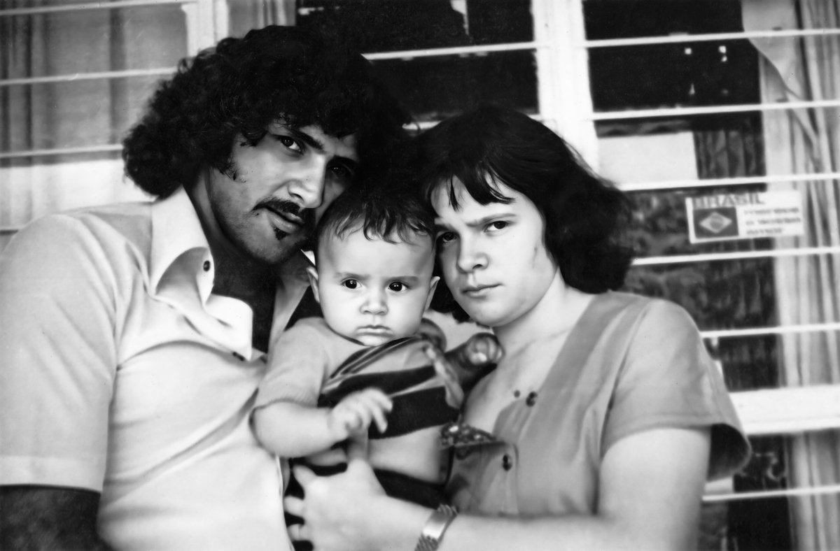kyllercg's tweet image. Um abraço caloroso captura a essência do amor, onde o tempo para e os corações batem como um só em um espaço especial.
#AnalogMemories #BlackAndWhite #FilmPhotography #Nostalgia #People #PhotoArchive #VintagePhotos