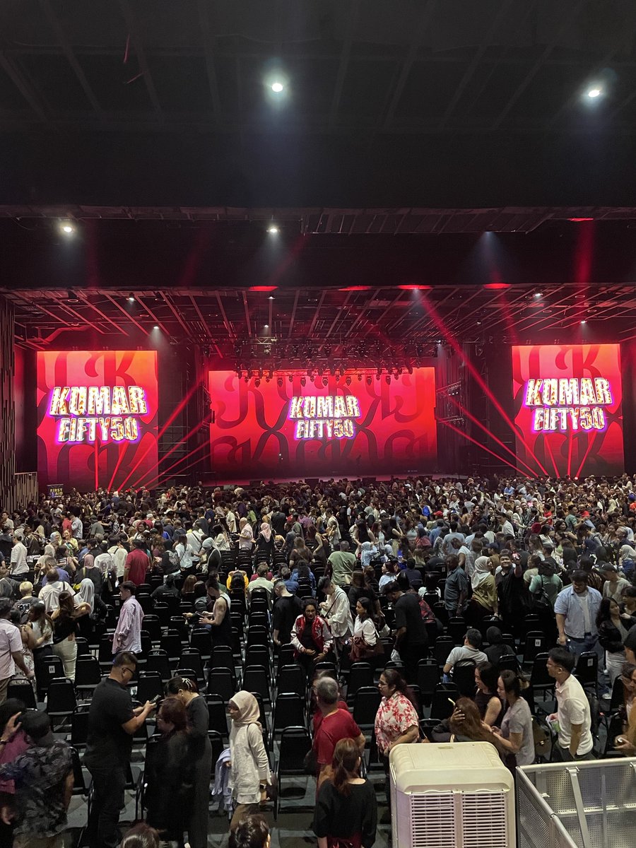 MdmDoyan's tweet photo. Another full house of Kumar comedy show!!
Celebrating his ✨50th✨ on year 2026 together with Malaysian fans 🥰

#KumarFifty50 https://t.co/WfQhrdwABk
