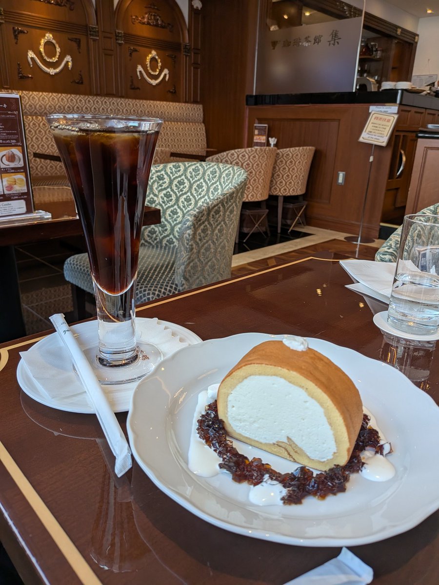 alucu88's tweet image. 珈琲館集　Premium　渋谷

土曜日の昼間に訪問。駅から少し離れているからか空いてる。
綺麗な純喫茶風カフェ。WiFiも完備、内装と綺麗でBGMもクラシックが流れてる。
渋谷という場所柄か外国の方も多い。

サイフォン式コーヒーとロールケーキを注文。税抜き2200円？とちょっと高め。
#カフェ #喫茶店