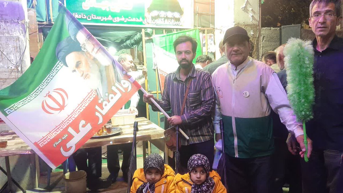 این‌جا کشور امام رضاست،  
و ما همه دل‌سپرده‌های صاحب این دیاریم.
خادم یاران رضوی پذیرایی از مردم بی نظیر و ولایت مدار در شب های حضور در میدان خیابان 
#ایران_امام_رضا
#عید_رضوی