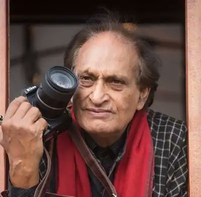 SpMani2202's tweet photo. Raghu Rai, the legendary eye who found a soul in every frame, has passed away at 83.
His lens didn’t just capture history.

Rest in peace to a storyteller who showed us India like never before. https://t.co/Qm88HzBPwa