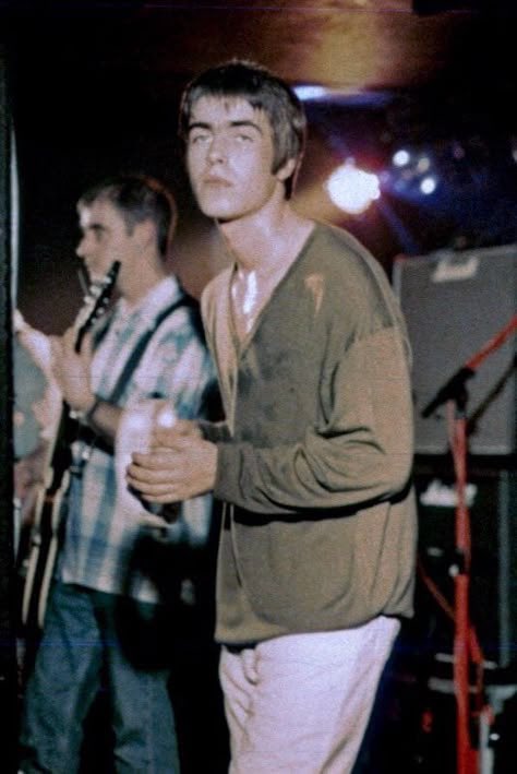 ImsoRegal's tweet image. Remember how the fashion models would slouch their shoulders in the early 2000s? Stole it from Liam Gallagher.#LiamGallagher #Oasis
