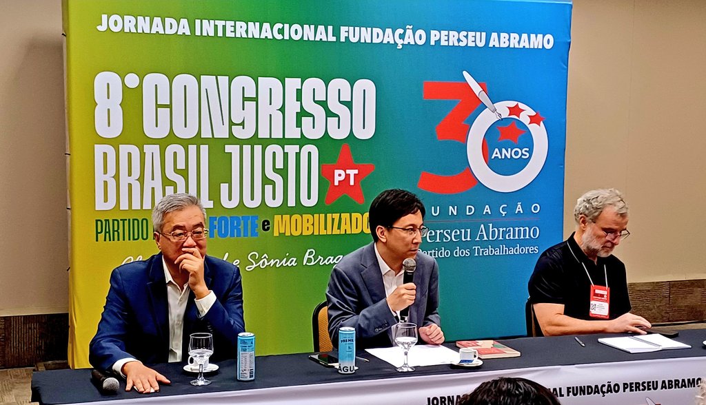 Zhu Qingqiao, embajador de China en Brasil, y el consejero Li Qi conversan con participantes de la jornada internacional de la <a href="/fpabramo/">Fundação Perseu Abramo</a> sobre las oportunidades y desafíos de la relación de su país con América Latina, con la coordinación de <a href="/PomarValter/">Valter Pomar</a>.