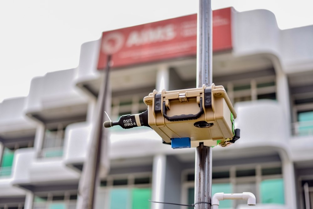 fordbee's tweet image. Noise-sensor "Smart Poles" were installed in 3 Kigali nightlife hubs today. 📡 They automatically log decibel violations and alert authorities in real-time. 🌃 For businesses, the era of manual noise complaints is shifting to automated enforcement. #KigaliLife #SmartCity #RwOT