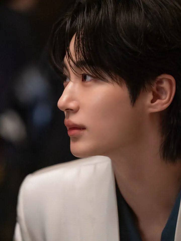 iamLIZIE's tweet photo. Smiling for no reason? Yeah, it is his fault. 👑 #PerfectCrown #BeonWooSeok https://t.co/ikvNXmXci6